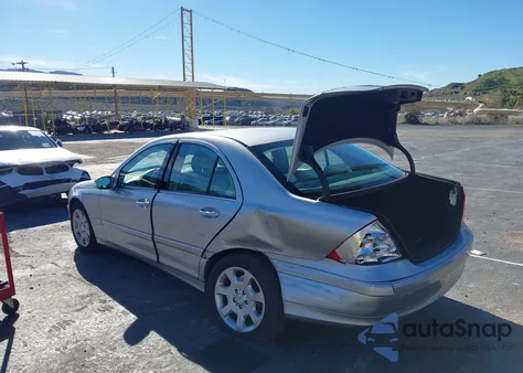 2005 Mercedes-Benz C 320 Luxury/Sport z USA, uszkodzony, nr VIN WDBRF64J85F576532